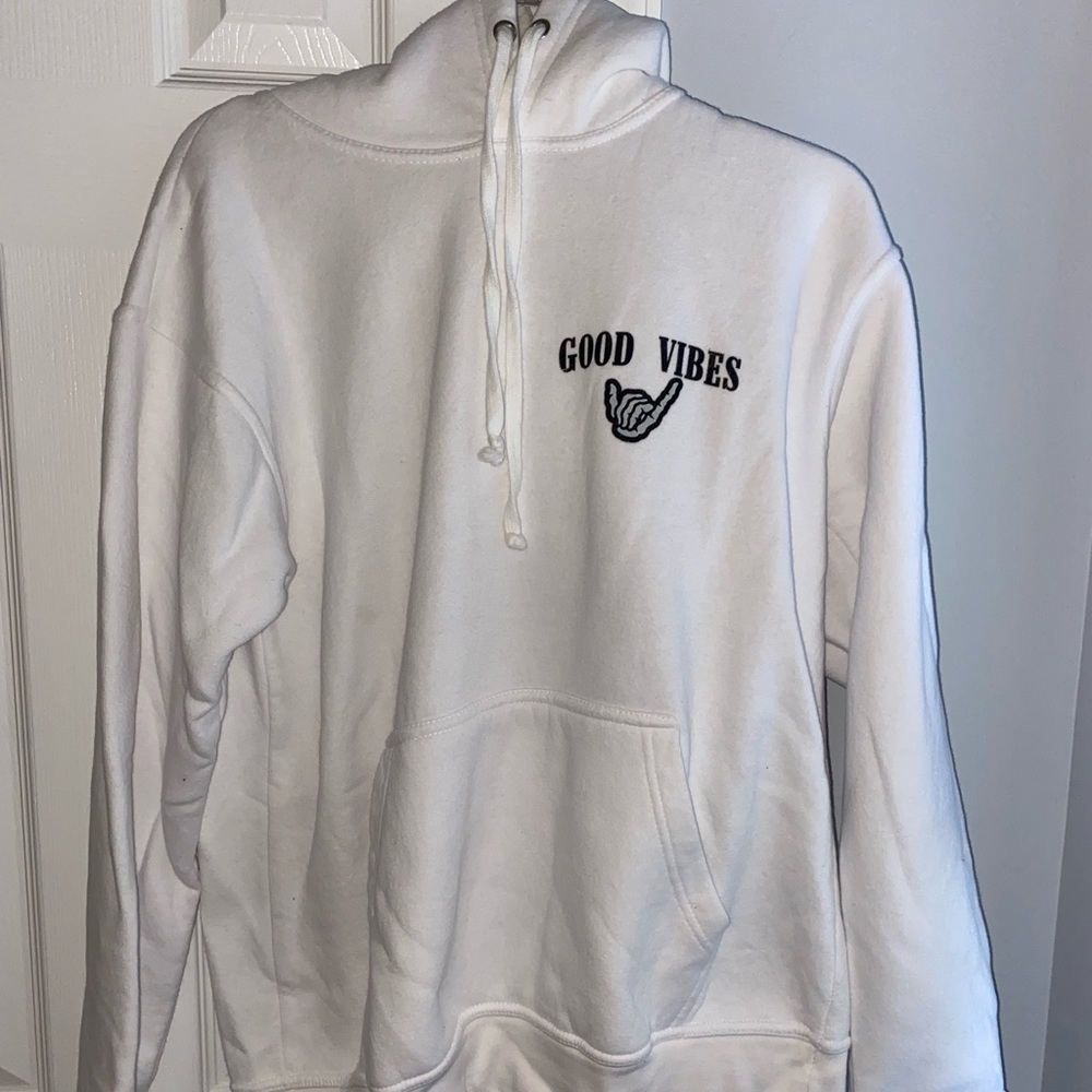 good vibes skull hoodie 🤟🏼 🌙